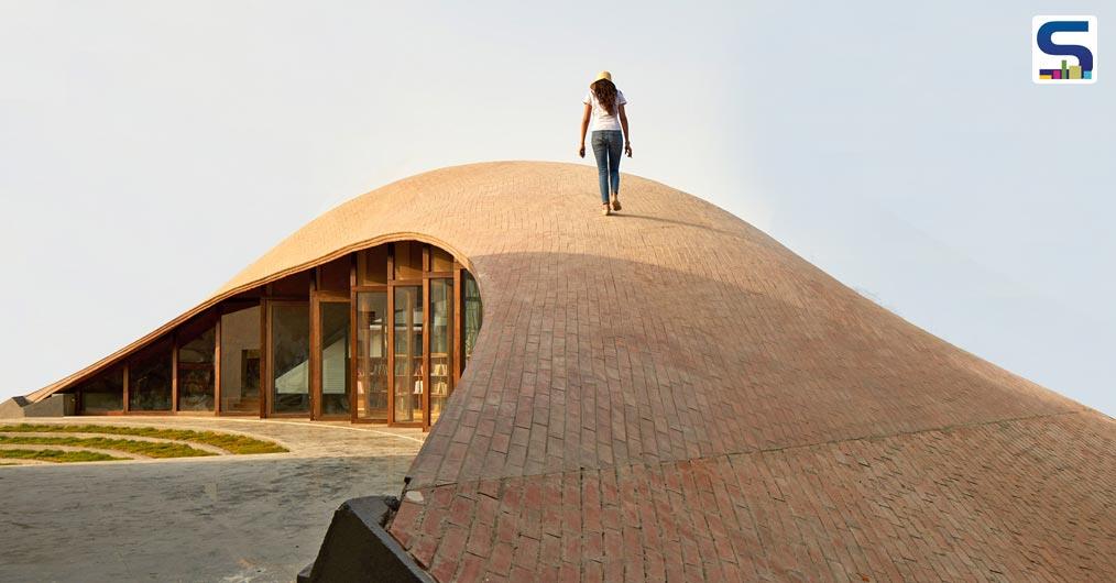 Mumbai based architecture firm Sameep Padora & Associates (sP+a) has constructed a brick vaulted Maya Somaiya Library for a school in the Indian town of Kopargaon, which is situated in the state of Maharashtra.