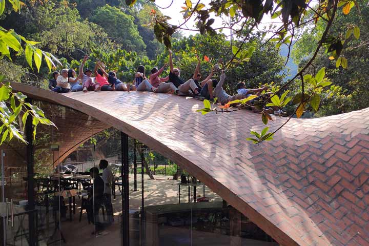 01.	Mexican wave performance by a team of Architects visiting the project results as a testimony to the stability of the structure.