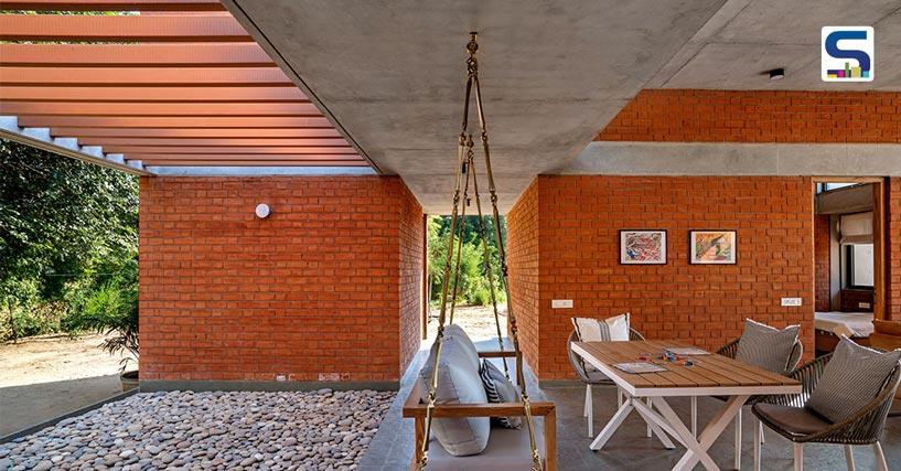 Exposed Red Terracotta Bricks Releases Heat To Keep this Outhouse Cooler