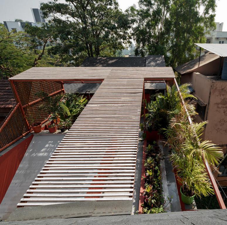 house-with-different-roofs-surfaces-reporter