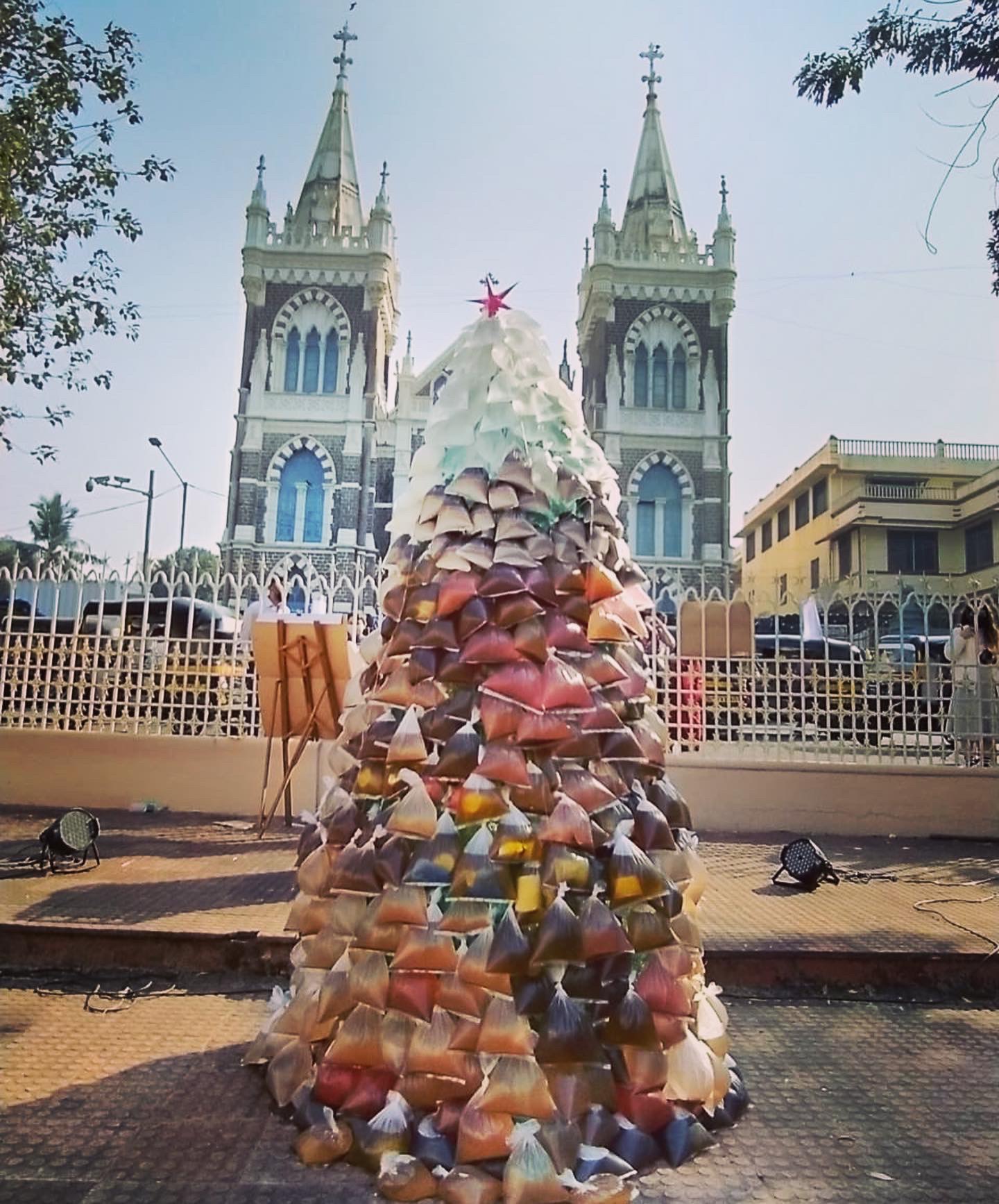 bandana-jain-christmas-tree-installation.jpg