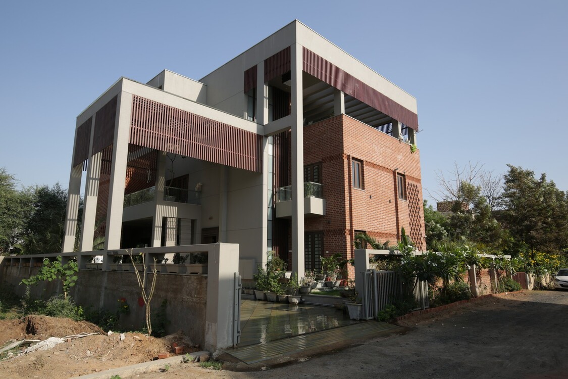 brick-house-hemal-shah-residence-surfaces-reporter