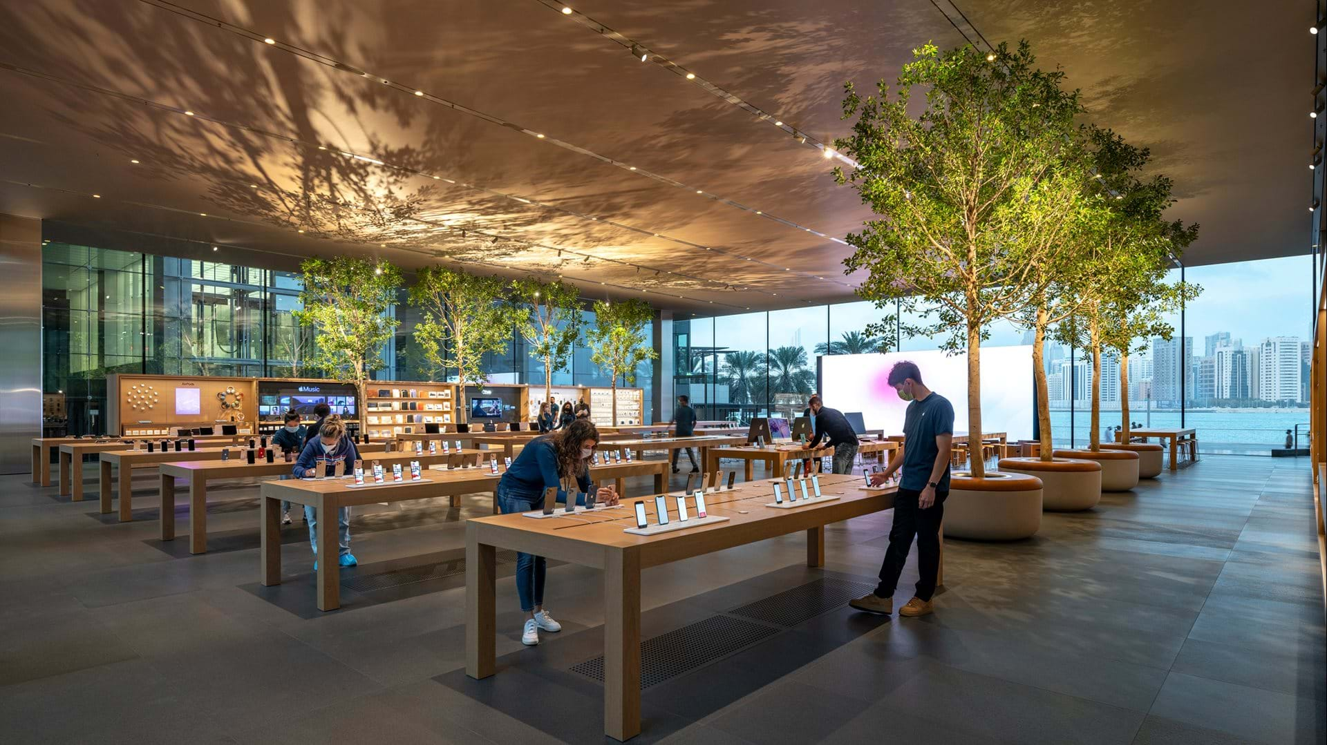 apple-al-maryah-island-opens-in-abu-dhabi