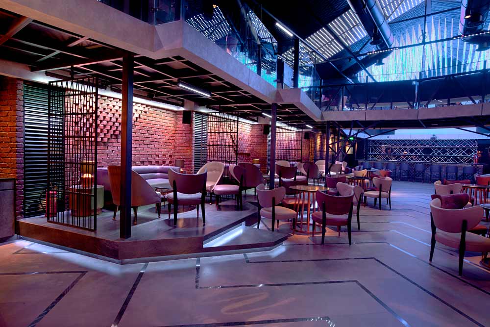 Square-Warehouse-Lounge-Bar-Surfaces-Reporter