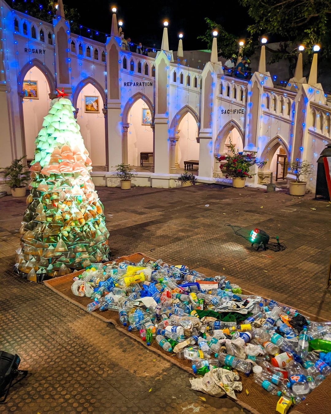 bandana-jain-christmas-tree-installation.jpg