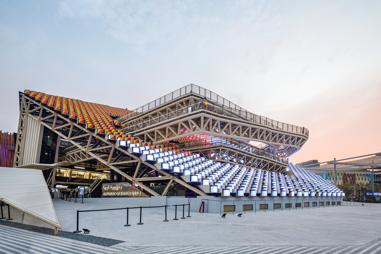 south-korean-pavilion-at-expo-2020-dubai-moon-hoon-plus-mooyuki-surfaces-reporter