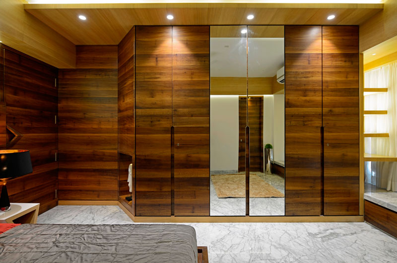 There are a number of acceptable methods for applying veneer. From the time honoured craft of hammer veneering to modern vacuum press veneering, each method has its advocates and applications where it works best.