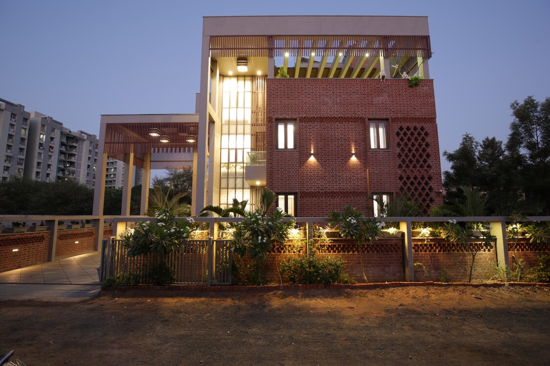 brick-house-hemal-shah-residence-surfaces-reporter