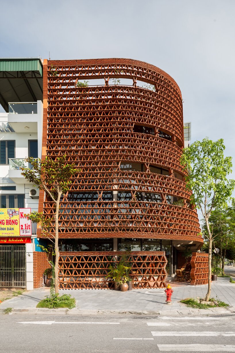 ngoi-space-h-and-p-architects-vietnam-surfaces-reporter