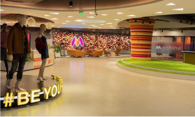 The installations on the ground floor represent an aspect fundamental to fashion - the process of making yarn from fibres. The wall is covered with multiple yarn spindles in different shades.