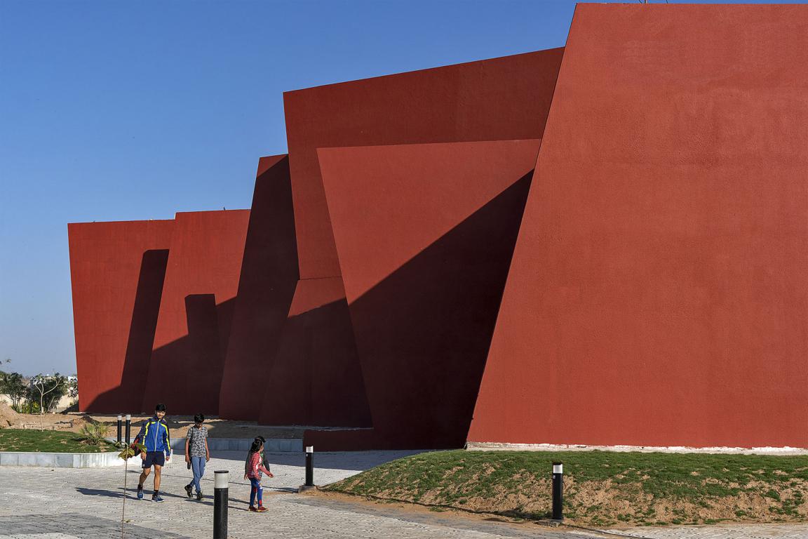 Sanjay Puri’s Rajasthan School Feature Red-coloured Angled Walls and Walkways