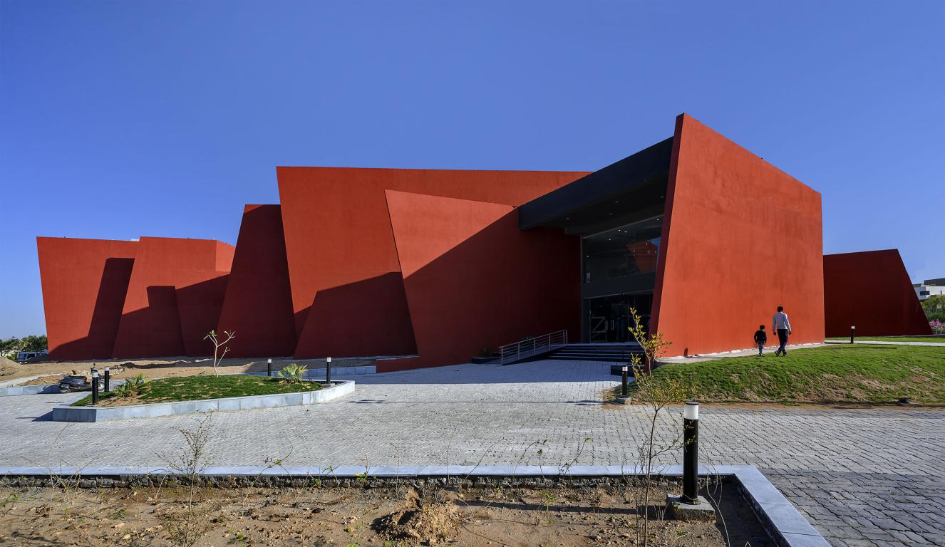 Sanjay Puri’s Rajasthan School Feature Red-coloured Angled Walls and Walkways