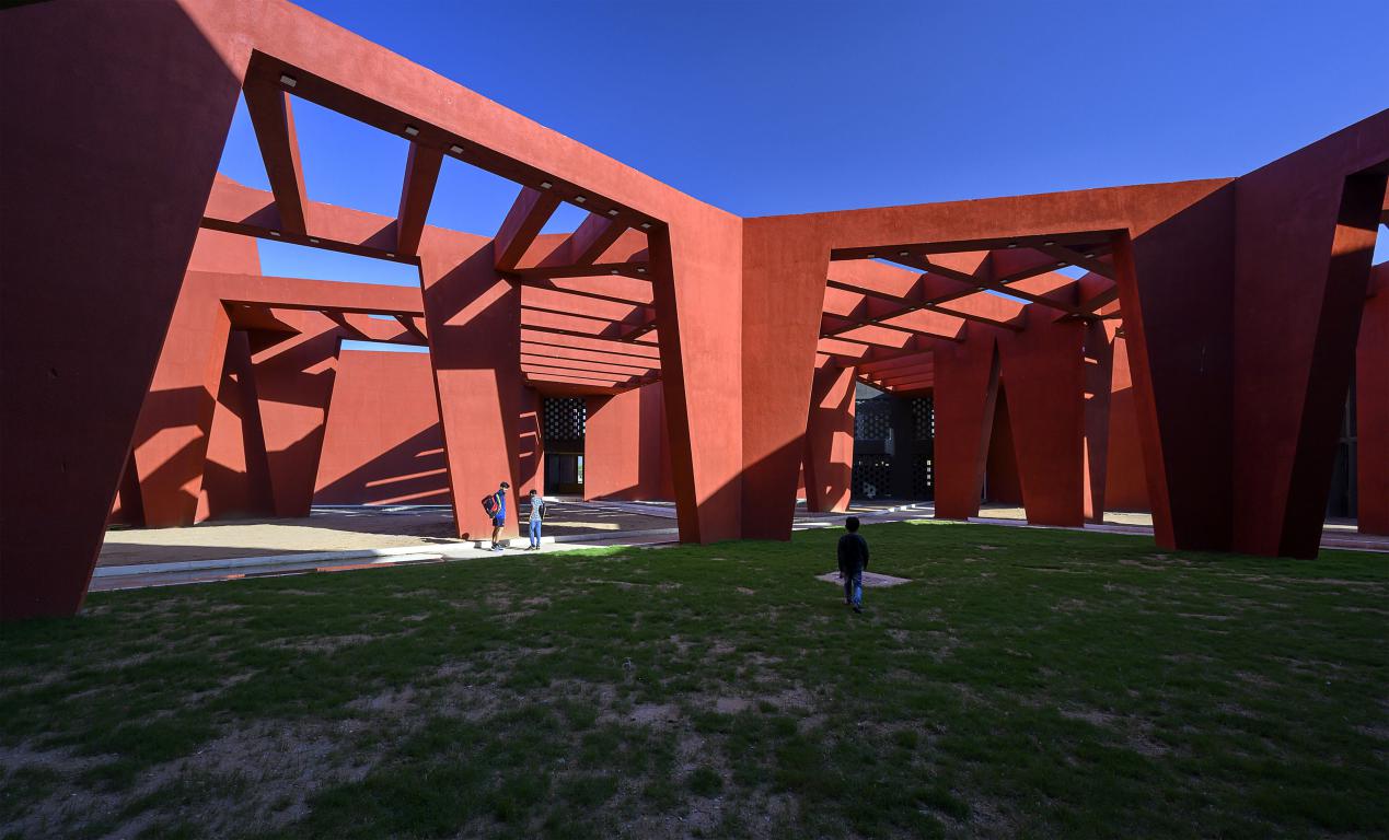 Sanjay Puri’s Rajasthan School Feature Red-coloured Angled Walls and Walkways