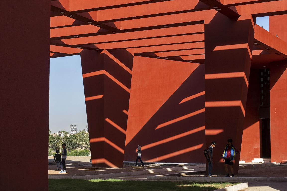 Sanjay Puri’s Rajasthan School Feature Red-coloured Angled Walls and Walkways