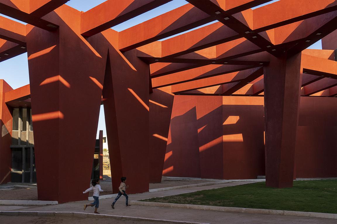 Sanjay Puri’s Rajasthan School Feature Red-coloured Angled Walls and Walkways