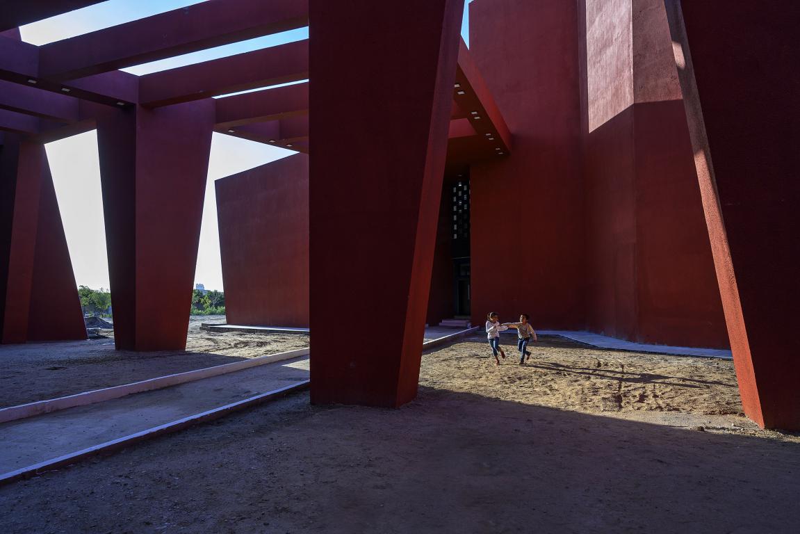 Sanjay Puri’s Rajasthan School Feature Red-coloured Angled Walls and Walkways