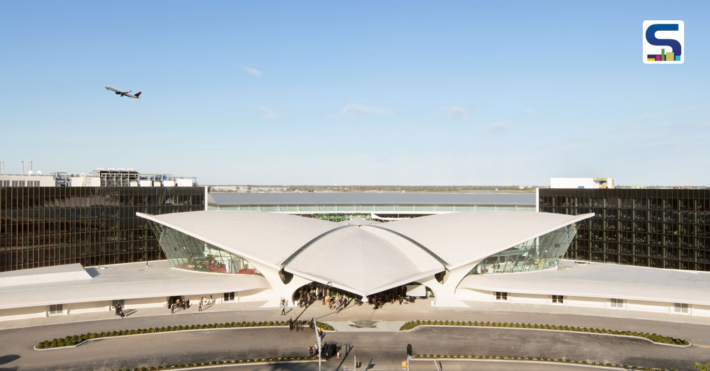 As guests enter, check-in is on the left. Also seen here: stairs to Flight Tube No. 1 and the Saarinen Wing of the TWA Hotel, named for the Flight Center’s architect, Eero Saarinen.