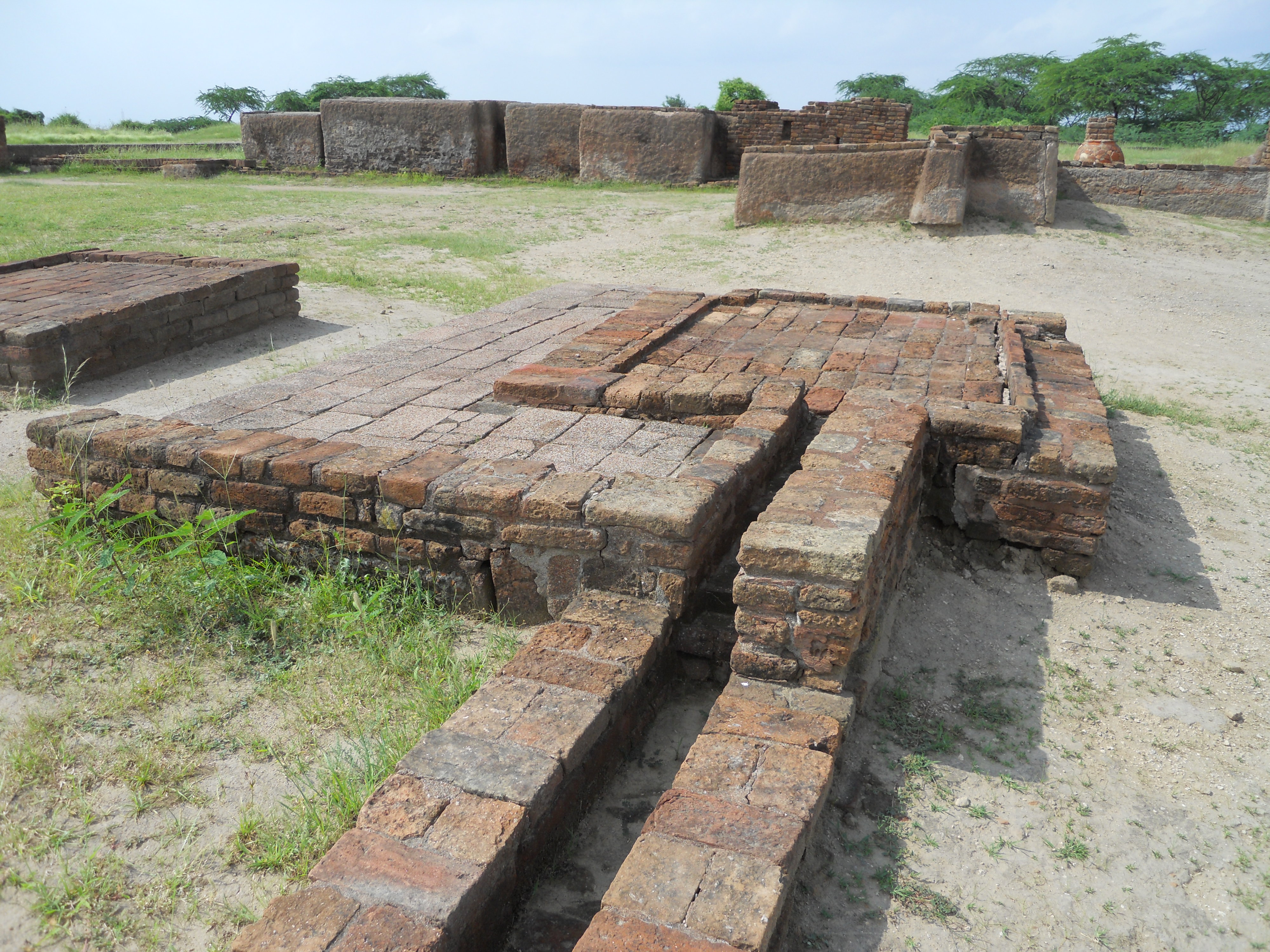 The_drainage_system_at_Lothal