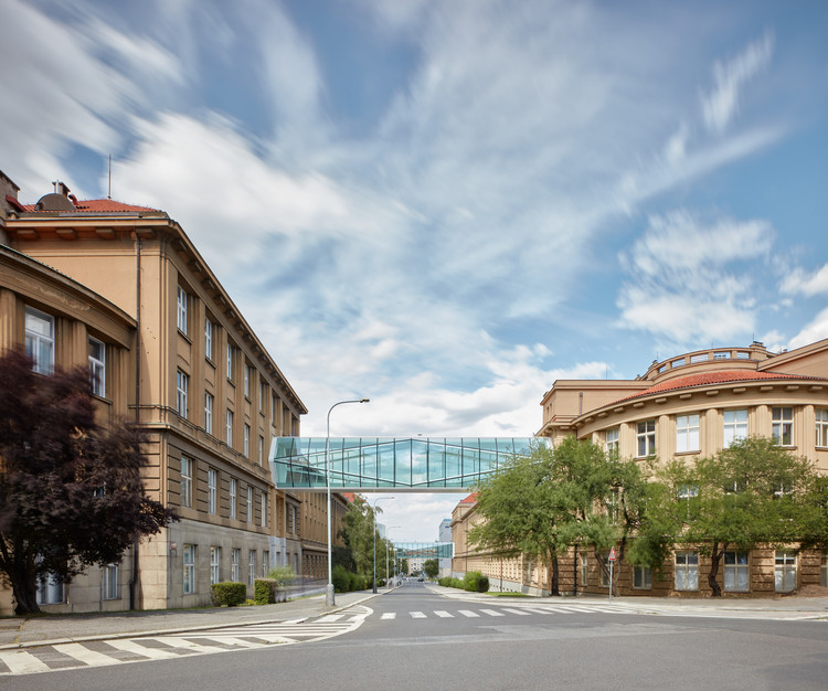 Crystalline Footbridges Connecting the UCT in Prague