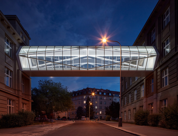 Crystalline Footbridges Connecting the UCT in Prague