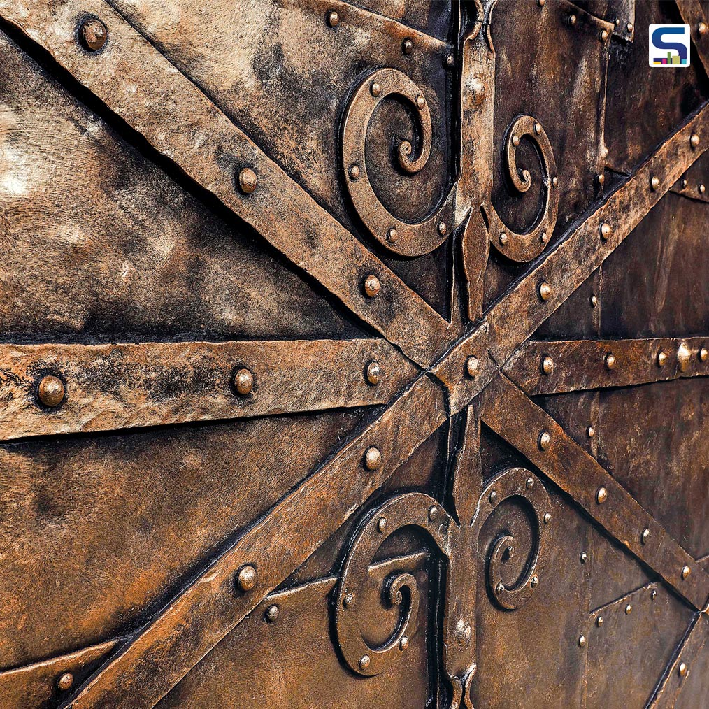 Panels with a strong image of steel and the appearance of corroded metal