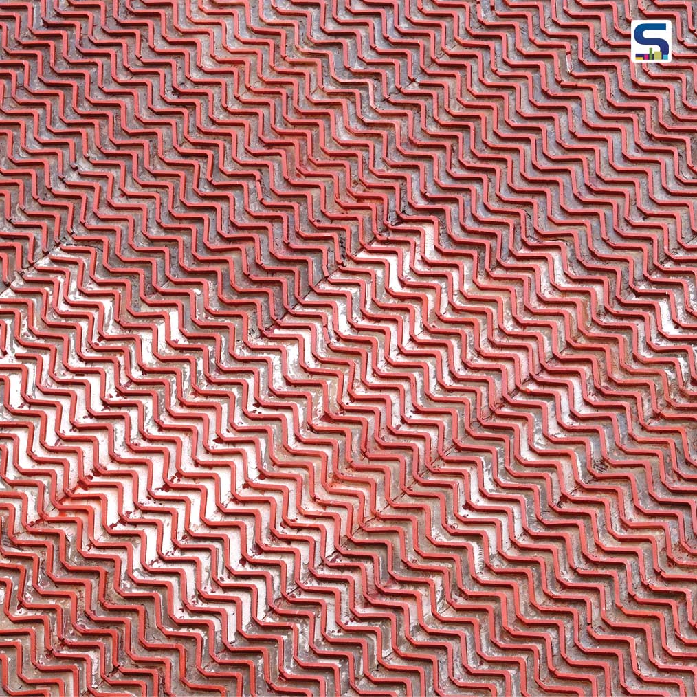 CREATING A WAVY FAÇADE USING CLAY ROOF TILES
