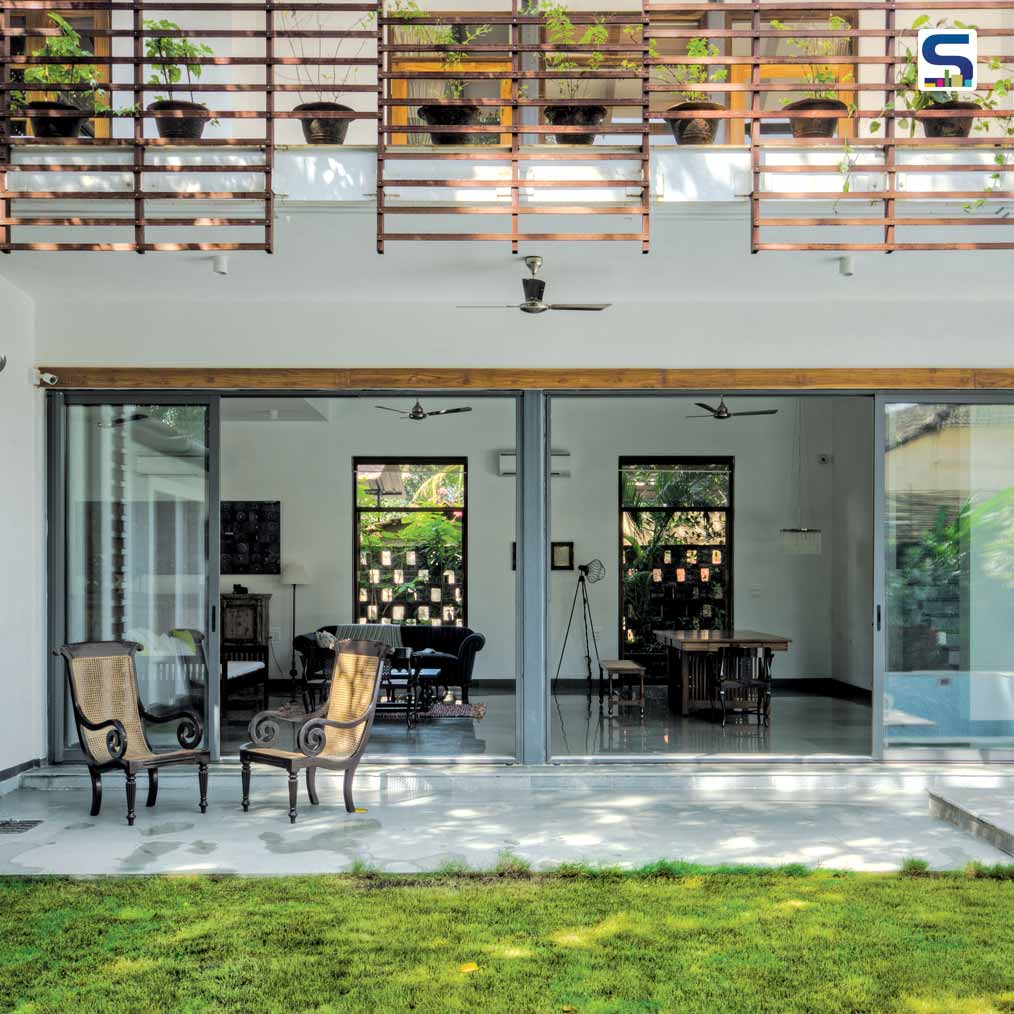 Navovado is located on a flat plot of land in Goa, flanked by Goan houses and village roads on its four sides.