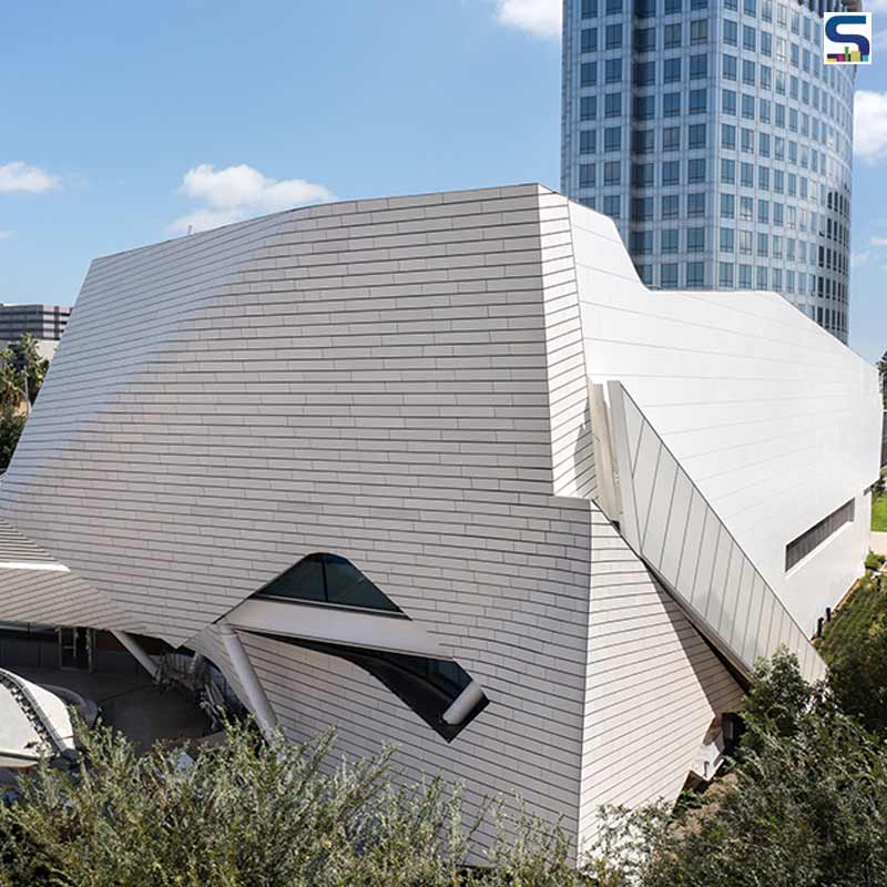 Morphosis Designs A White, Glazed-Terracotta Museum of Art in California | America