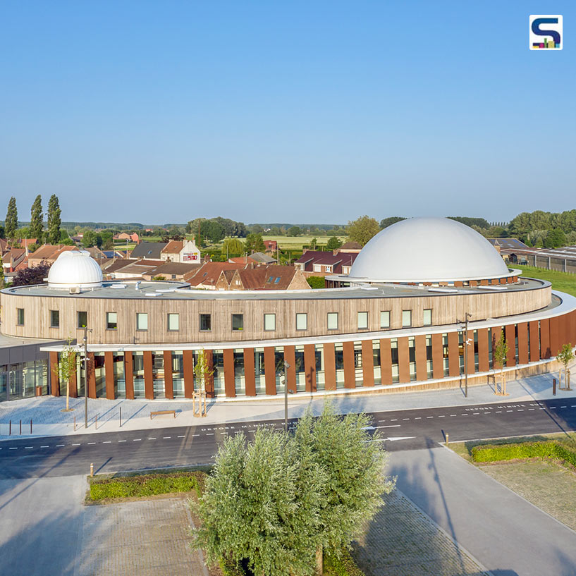 This building is like a spiral-shaped planetarium and observatory. While the entire structure is about celebrating space and stars, SURFACES REPORTER (SR) focuses on the interesting materials used in Orionis facade that shows Snøhettas unique design style
